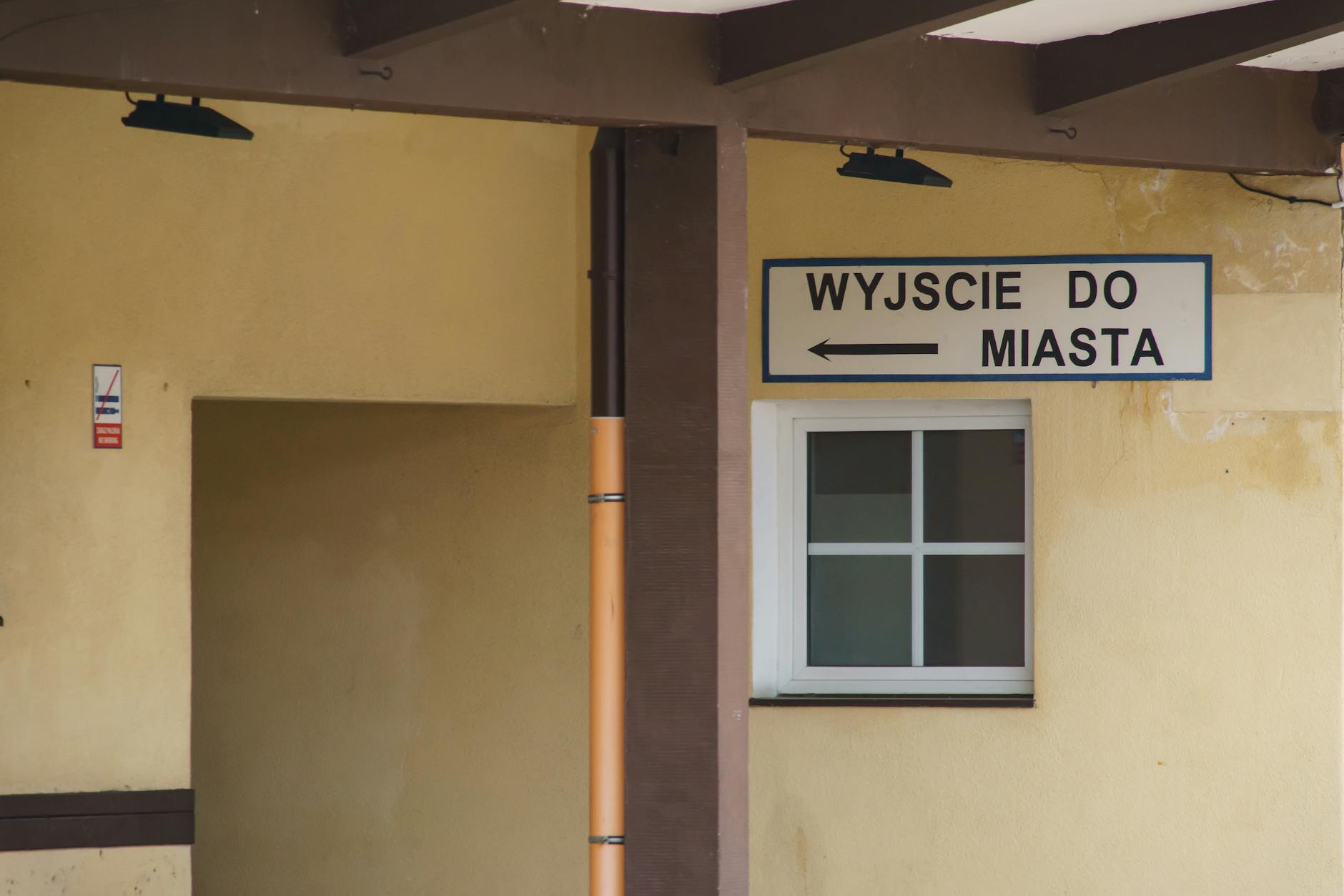 Ilustracja przedstawiająca kolejkę pacjentów do lekarza specjalisty, z napisem 'Kolejki do specjalistów Chojnów'