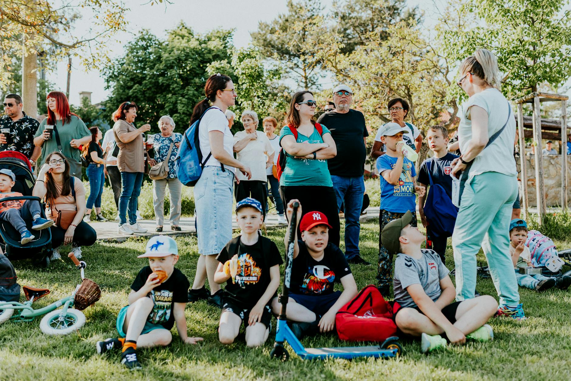 Ilustracja symbolizująca Dzień Ziemi z elementami przyrody i miasta Chojnów.