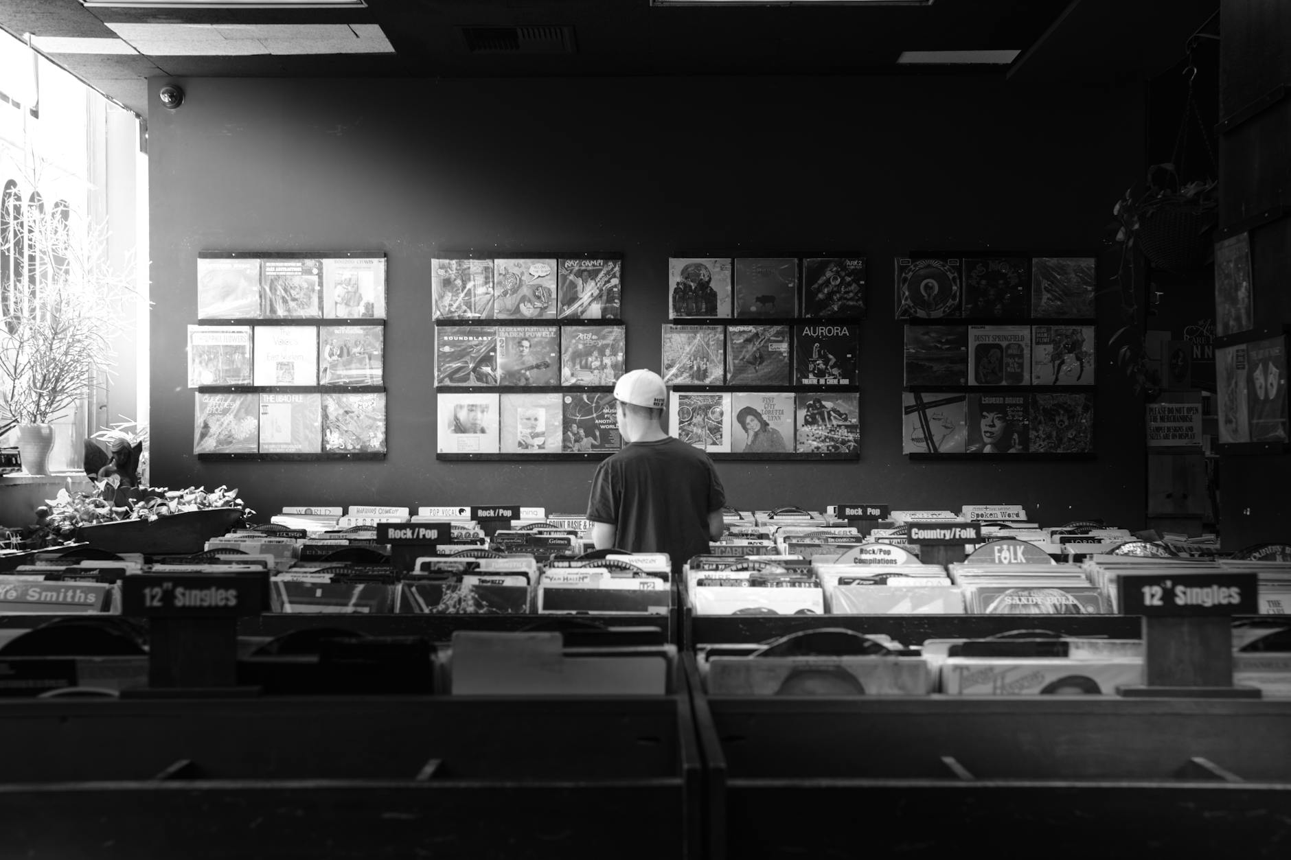 Michał od kości prezentuje swój debiutancki album „Piosenki z filmów, których nie było” w Chojnowie.