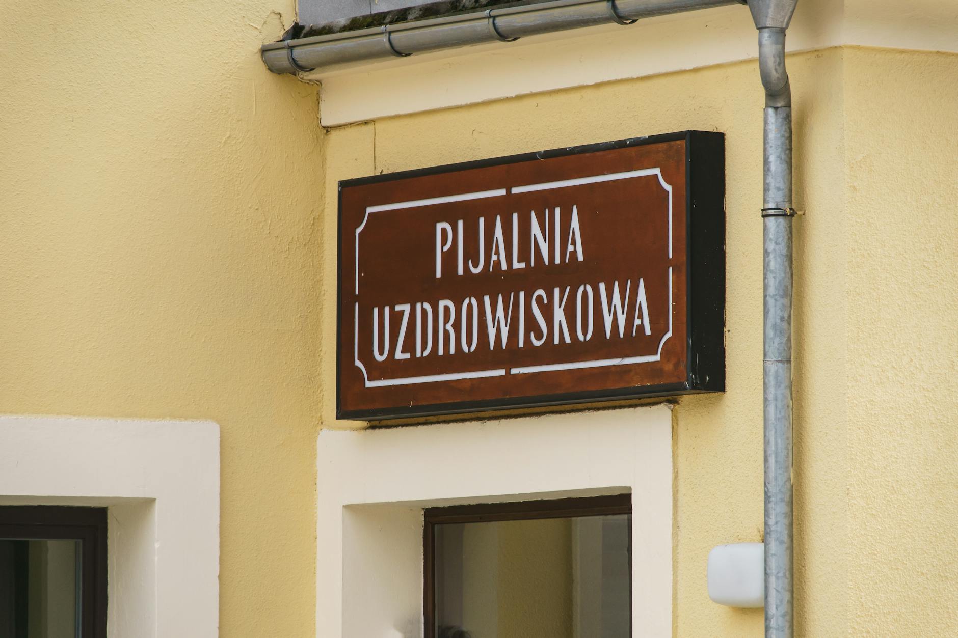 Widok na średniowieczną wieżę obronną w Chojnowie, symbol miasta.