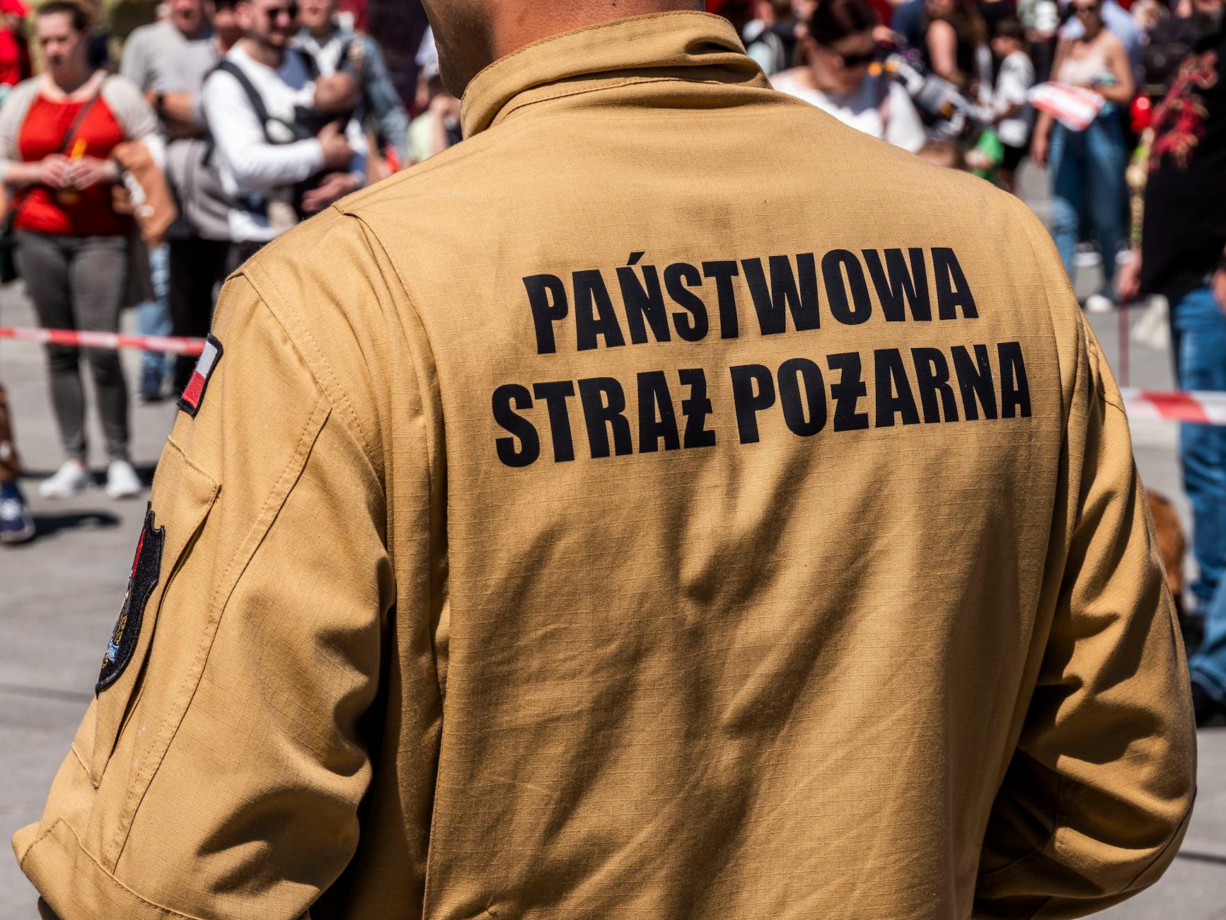 Uczestnicy na Targach Pracy w Legnicy, szukający ofert zatrudnienia i możliwości rozwoju zawodowego.